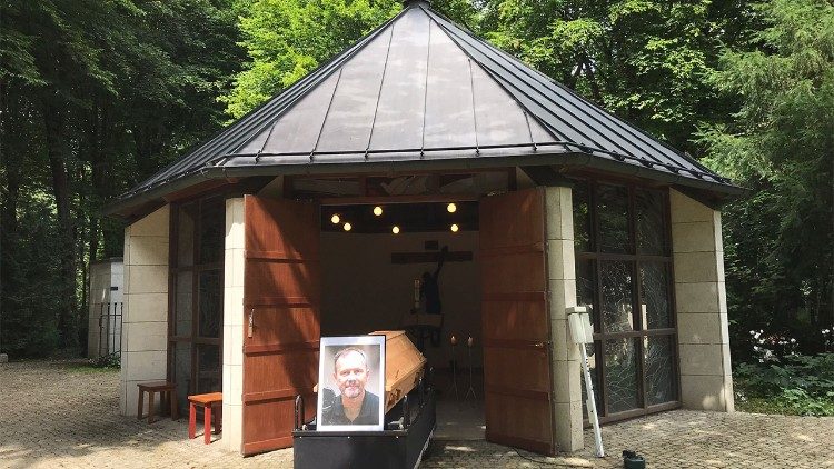 Le cercueil du père Bernd Hagenkord à Munich, lors de ses obsèques le 2 août 2021.