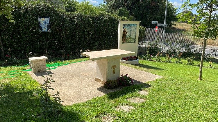 El altar dedicado a San Francisco en la parroquia de la Natividad de María Santísima