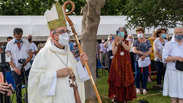Monseñor Ruzza en la parroquia de la Natividad de María Santísima