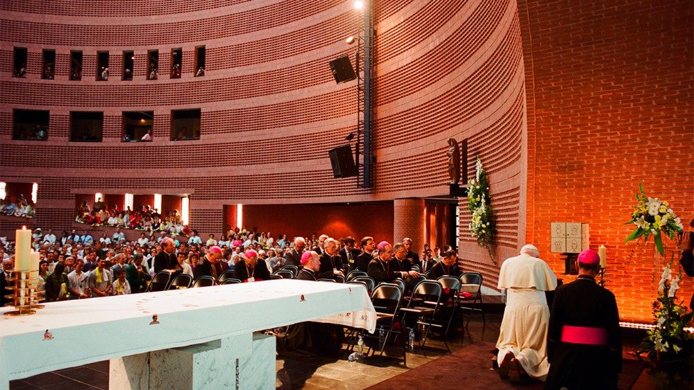 Le Pape Jean-Paul II en visite à la cathédrale d'Évry, le 22 août 1997.