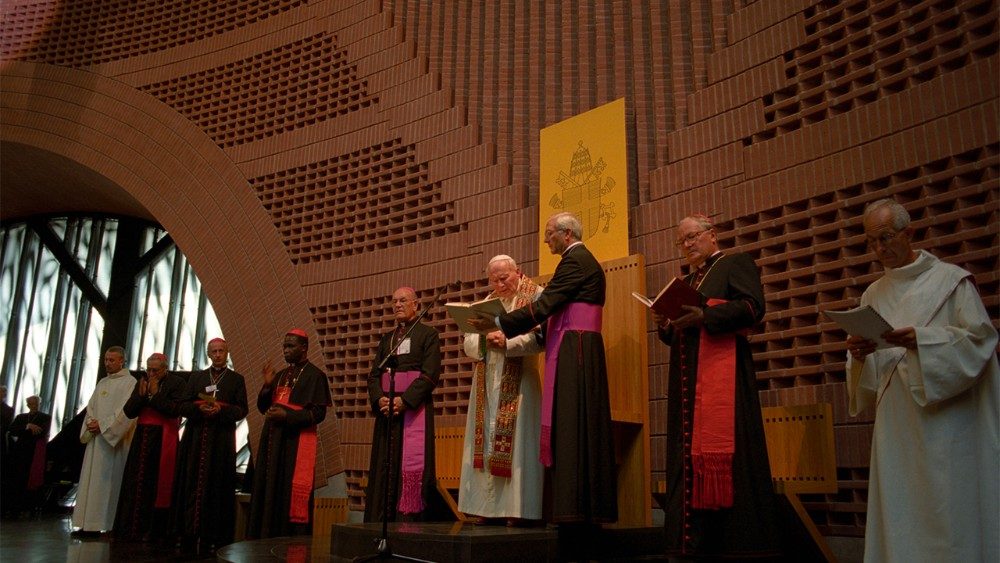 Le Pape Jean-Paul II en visite à la cathédrale d'Évry, le 22 août 1997.