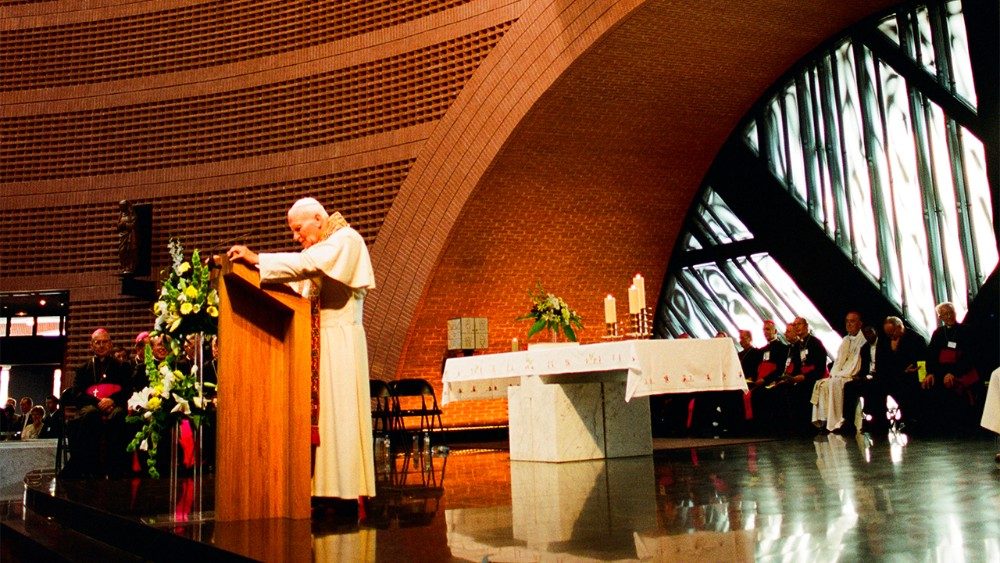Le Pape Jean-Paul II en visite à la cathédrale d'Évry, le 22 août 1997.