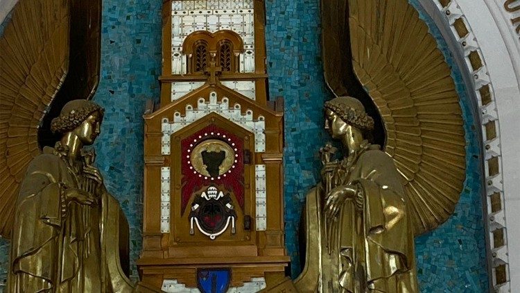 Relicário com o coração do Santo Cura