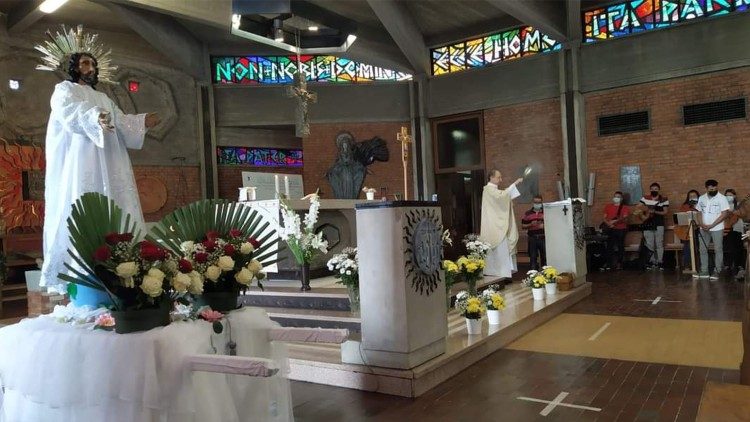 Celebración eucarística en el Centro Shuster de Milán