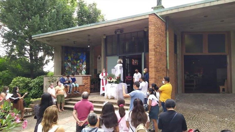 Salvadoreños celebran la fiesta patronal en el Centro Shuster de MIlán