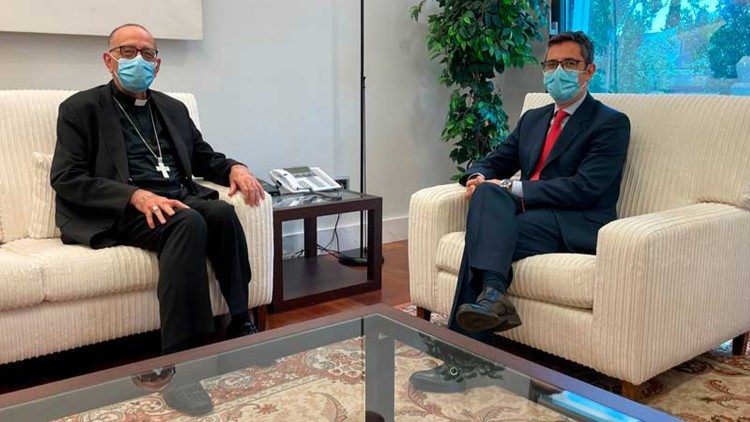 Kard. Juan José Omella i Felix Bolaños, minister ds. prezydencji 