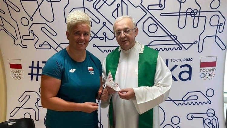Ks. Edward Pleń z polską lekkoatletką, mistrzynią olimpijską, Anitą Włodarczyk, złotą medalistką z Tokio 