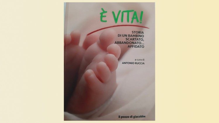 La copertina del libro "E' vita"