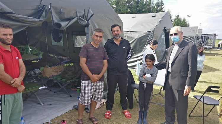 Der Kardinal mit einigen Migranten