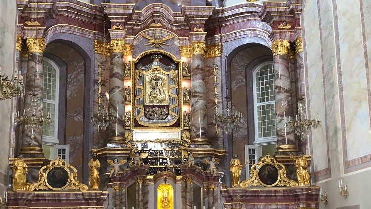 Wnętrze sanktuarium w Agłonie