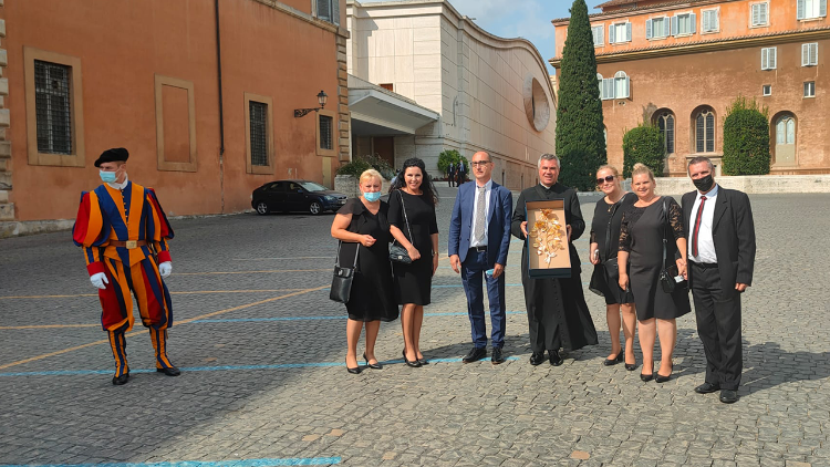 Papież pobłogosławił złotą różę dla sanktuarium w Skalmierzycach