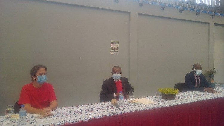 Anne Ancia (UNICEF) e representantes do Ministério São-tomense da Saúde