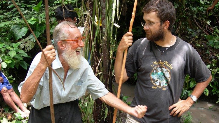 Padre Luigi Bolla, misionero salesiano en su trabajo con el pueblo Achuar en la amazonía peruana.