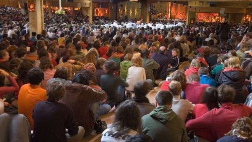 Taizé, il Papa ai giovani: no al disfattismo, cerchiamo insieme le soluzioni alle sfide 