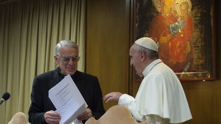 Papa Francesco con padre Federico Lombardi al Summit sulla protezione dei minori 