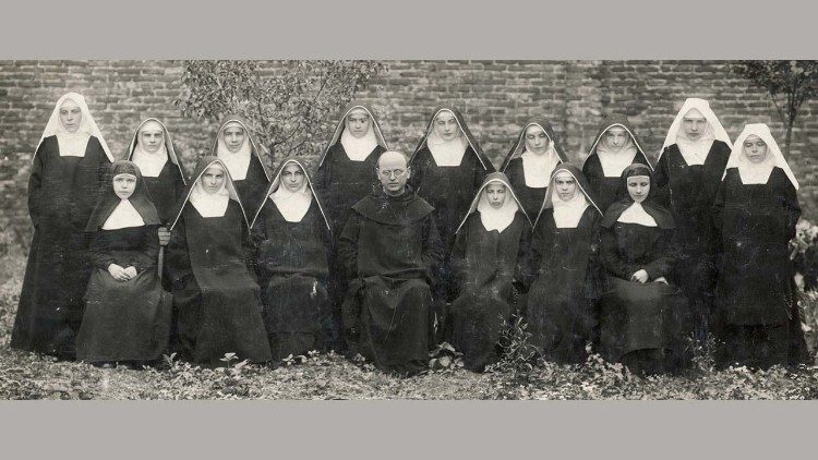 Pierwsza wspólnota wraz z założycielem, ojcem Anzelmem Gądkiem