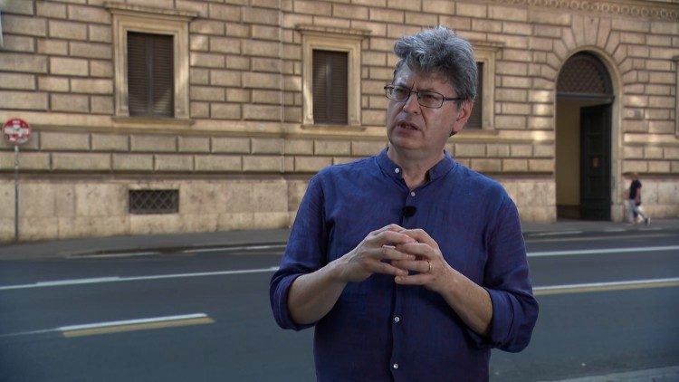 Il maestro Walter Testolin davanti a Palazzo Sforza, dove Josquin avrebbe vissuto tra il 1492 e il 1499