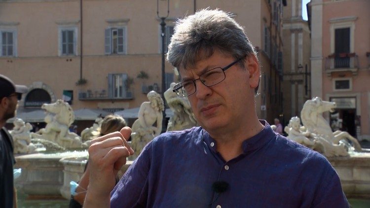 Il maestro Walter Testolin davanti a Palazzo De Cupis, dove Josquin avrebbe vissuto tra il 1484 e il 1492