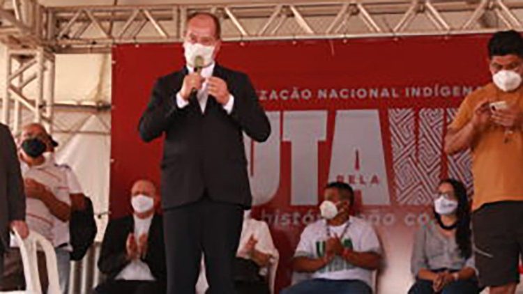 Dom Walmor Oliveira, presidente da CNBB, fala aos povos indígenas no acampamento Luta pela Vida. 