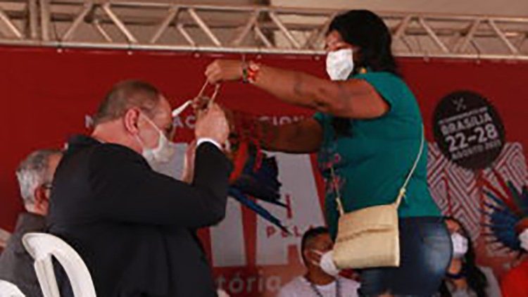 Liderança indígena Elza Xerente presenteia comitiva da CNBB