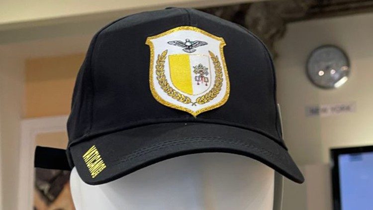 La gorra oficial del equipo vaticano