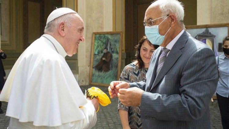 El presidente de ASD Sport in Vaticano junto al Papa Francisco 