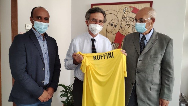 Prefeito do Dicasterio para a Comunicação Paolo Ruffini recebe a camiseta do time do Vaticano