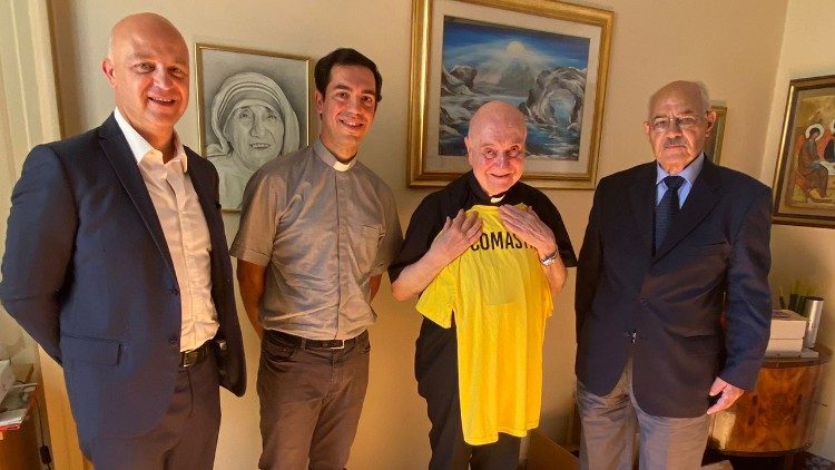  El cardenal Angelo Comastri recibe la camiseta del equipo del Vaticano