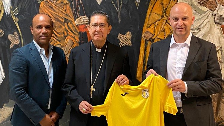 El cardenal Ayuso Guixot recibe la camiseta oficial