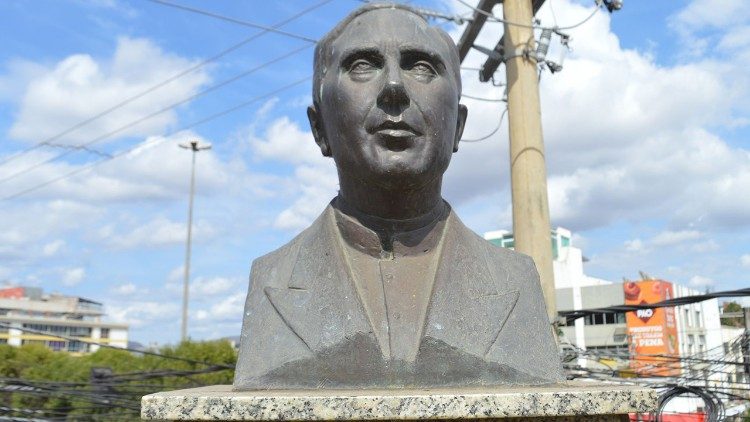Busto do Padre Humberto na frente da Igreja São José do Avahy