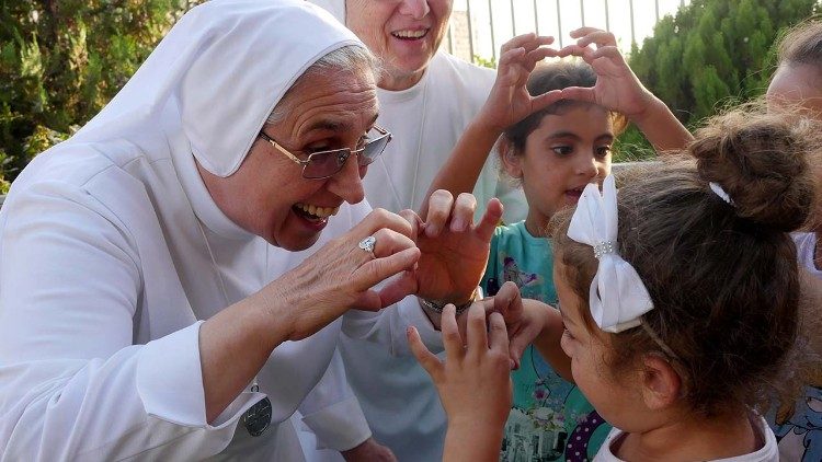 Las religiosas del Instituto Effetá de Belén con los niños que sufren de hipoacusia.
