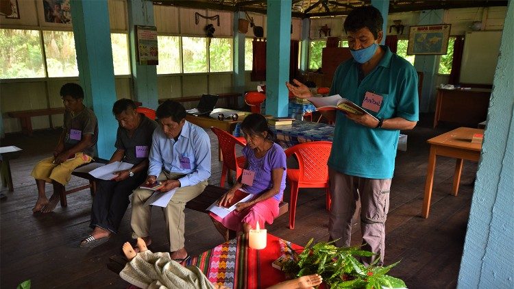 Momento de oración con la Biblia