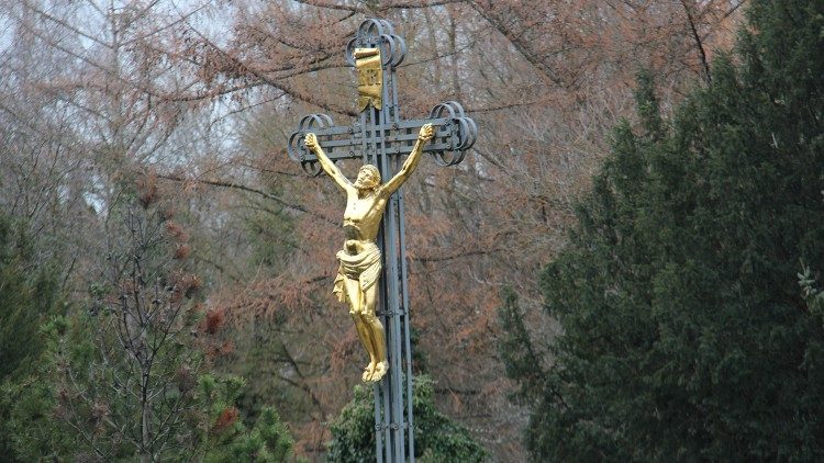 Crucifixo em cemitério de Regensburg, Alemanha