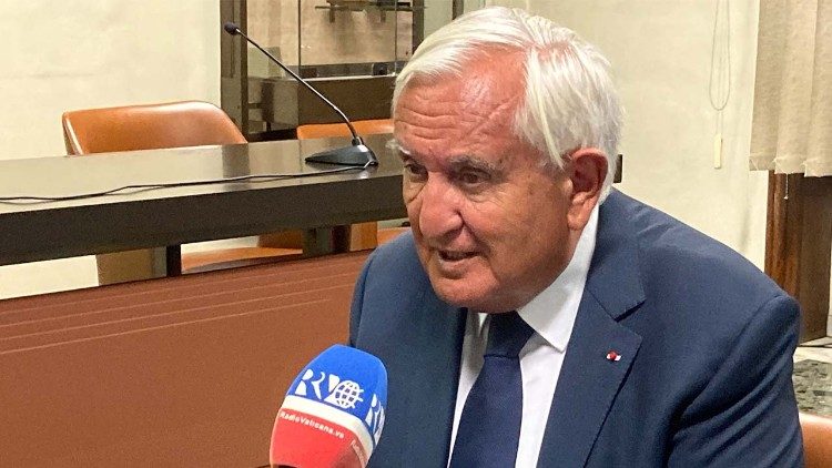 L'ancien Premier ministre français Jean-Pierre Raffarin, président de la Fondation "Leaders pour la Paix", ce samedi 4 septembre dans les locaux de Radio Vatican.