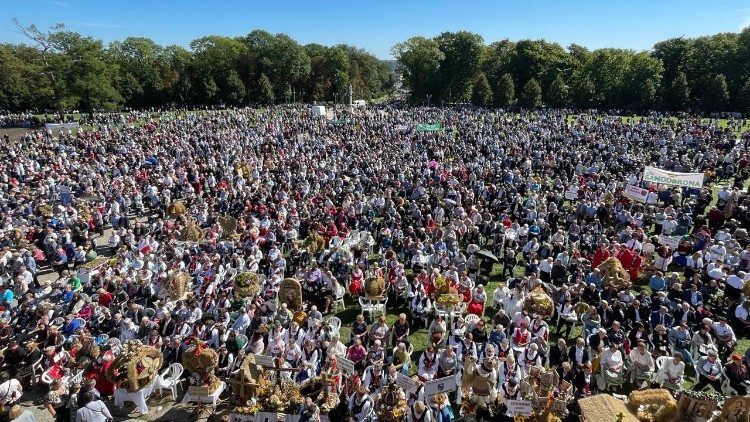 W ogólnopolskich dożynkach udział wzięło tysiące rolników. 