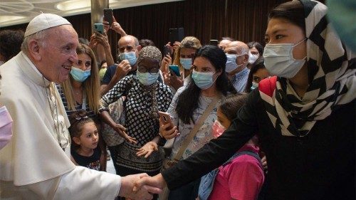 Le Pape rencontre des réfugiés afghans au Vatican 