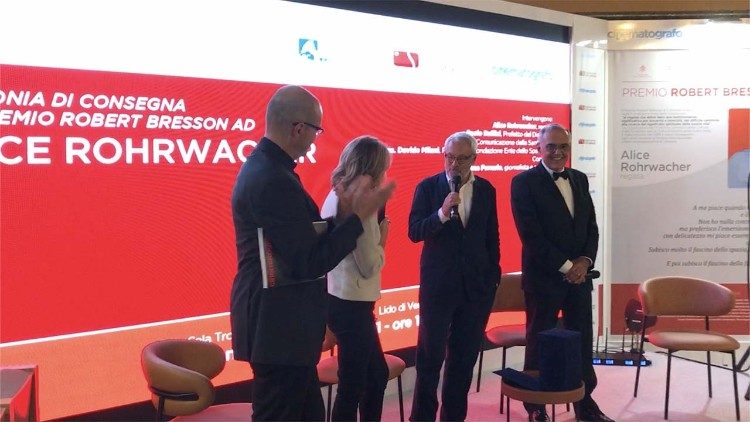 Alla cerimonia anche il presidente della Biennale di Venezia Roberto Cicutto (col microfono) e il direttore della Mostra del Cinema Alberto Barbera (ultimo a destra)