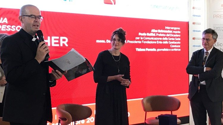 Monsignor Milani legge le motivazioni dell'assegnazione del Premio Bresson ad Alice Rohrwacher