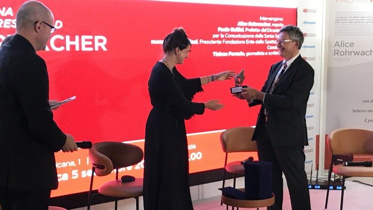 Paolo Ruffini, prefetto del Dicastero per la Comunicazione, consegna il Premio Bresson 2021 ad Alice Rohrwacher. A sinistra monsignor Davide Milani, presidente Ente dello Spettacolo