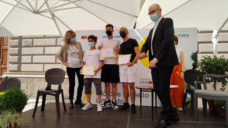 Alcuni vincitori del concorso "Opera Prima" al Lecco Film Fest con monsignor Davide Milani, presidente Fondazione Ente dello Spettacolo e la giornalista Tiziana Ferrario