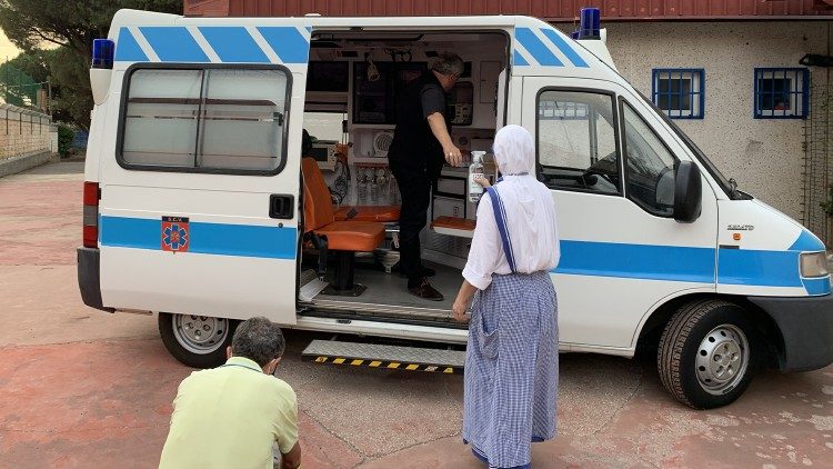 La visite du cardinal Krajewski aux enfants afghans réfugiés, le 7 septembre 2021. 