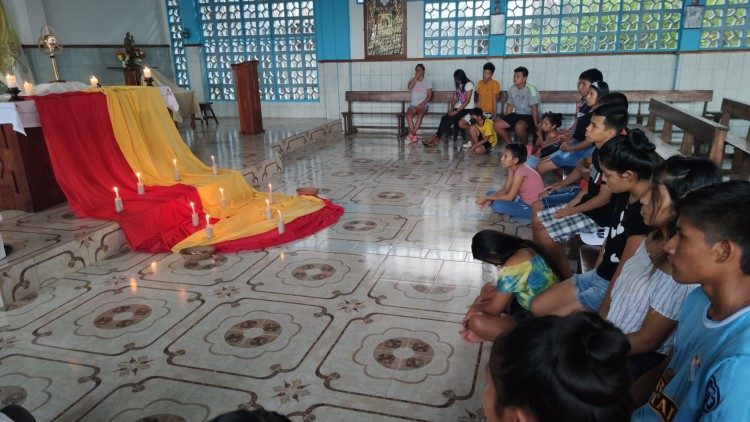 Momento de oración con los niños y los jóvenes