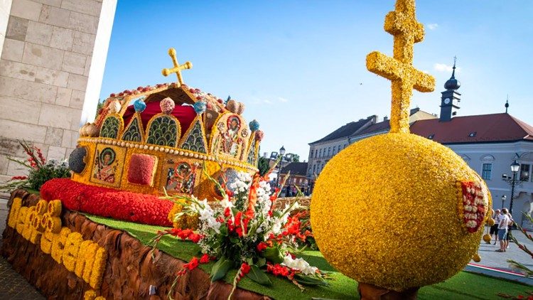 Carro de flores no Congresso Eucarístico - A Sagrada Coroa de Santo Estêvão, rei fundador da Hungria e o Milagre Eucarístico de Báta (Hungria do Sul) Sec. XIV 