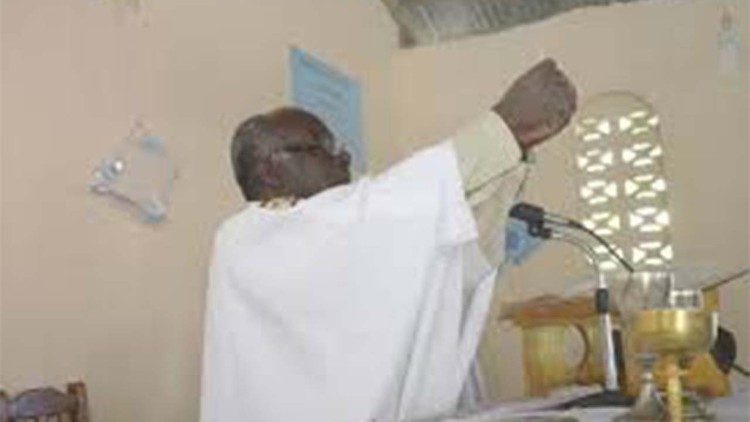 Haiti: padre Andrè Sylvestre durante una celebrazione eucaristica