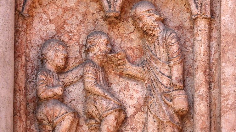 Dar da bere agli assetati", dalle Opere di Carità, Benedetto Antelami, 1196, Battistero di Parma
