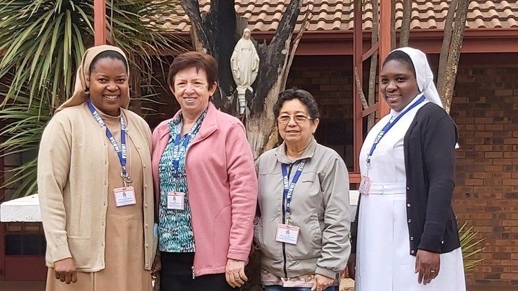 Quatro religiosas de Moçambique participantes no seminário "Eu sou a salvaguarda da minha irmã"