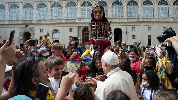 Papa Francisco com as crianças no Pátio São Damaso