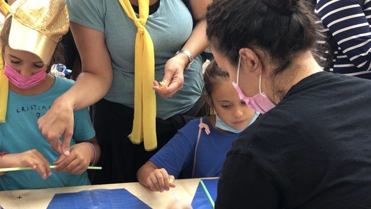 Ancora i piccoli che imparano a realizzare il loro aquilone