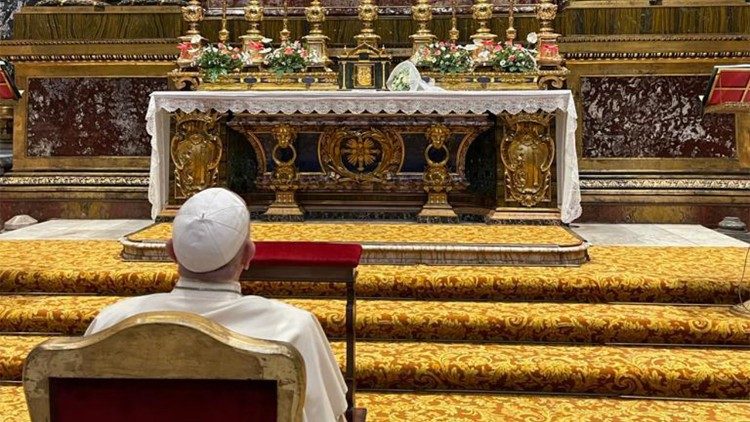 Pope Francis in prayer before the icon of Mary, "Salus Populi Romani"