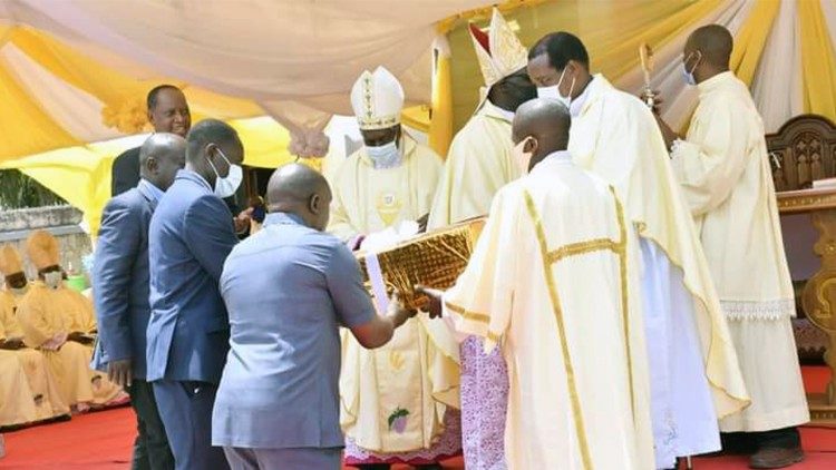 Zawadi ya Monsrance iliyotumwa na Rais Samia H.Suluhu wa Tanzania kwa tukio la Kongamano